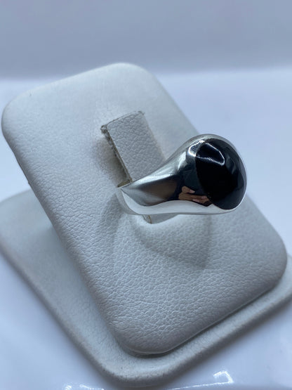 Detalle del engaste a mano del onix negro en plata Taxco