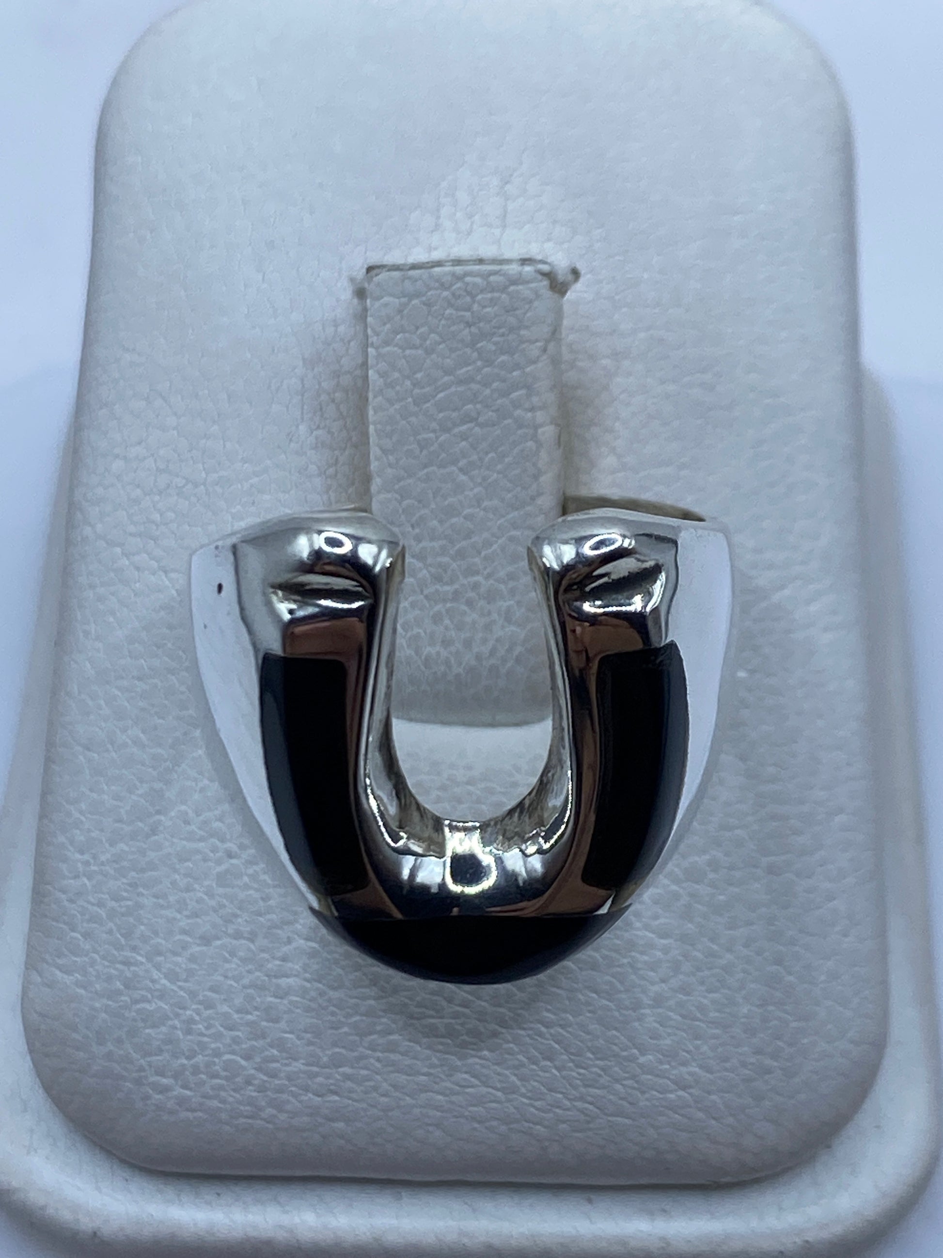Anillo de plata .925 con ónix negro engastado en talla 9, vista frontal