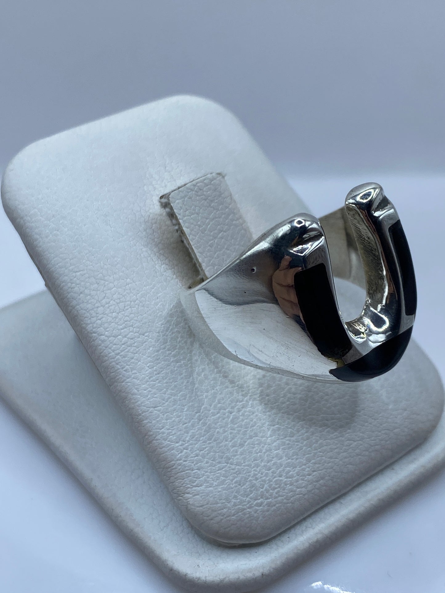Detalle lateral del anillo de plata con ónix negro pulido