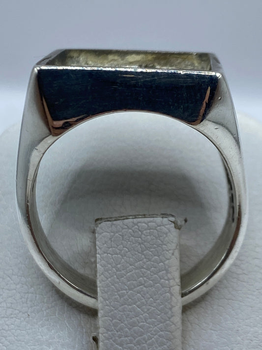 Anillo de plata sello sólido en talla 9, vista superior mostrando el incrustado