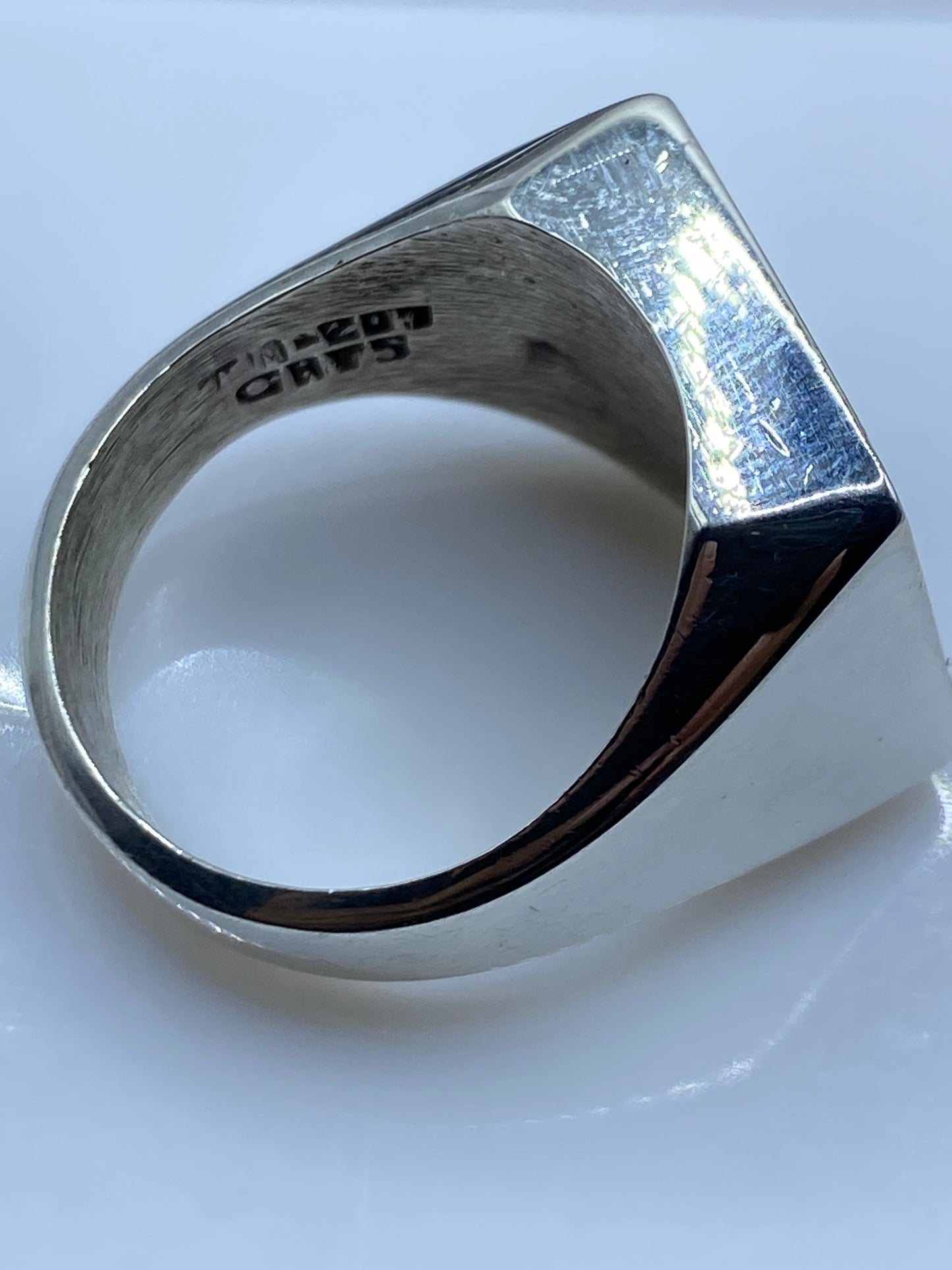 Anillo de plata sello fundido en Taxco, sobre fondo blanco