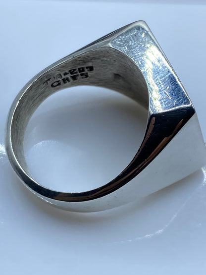 Anillo de plata sello fundido en Taxco, sobre fondo blanco