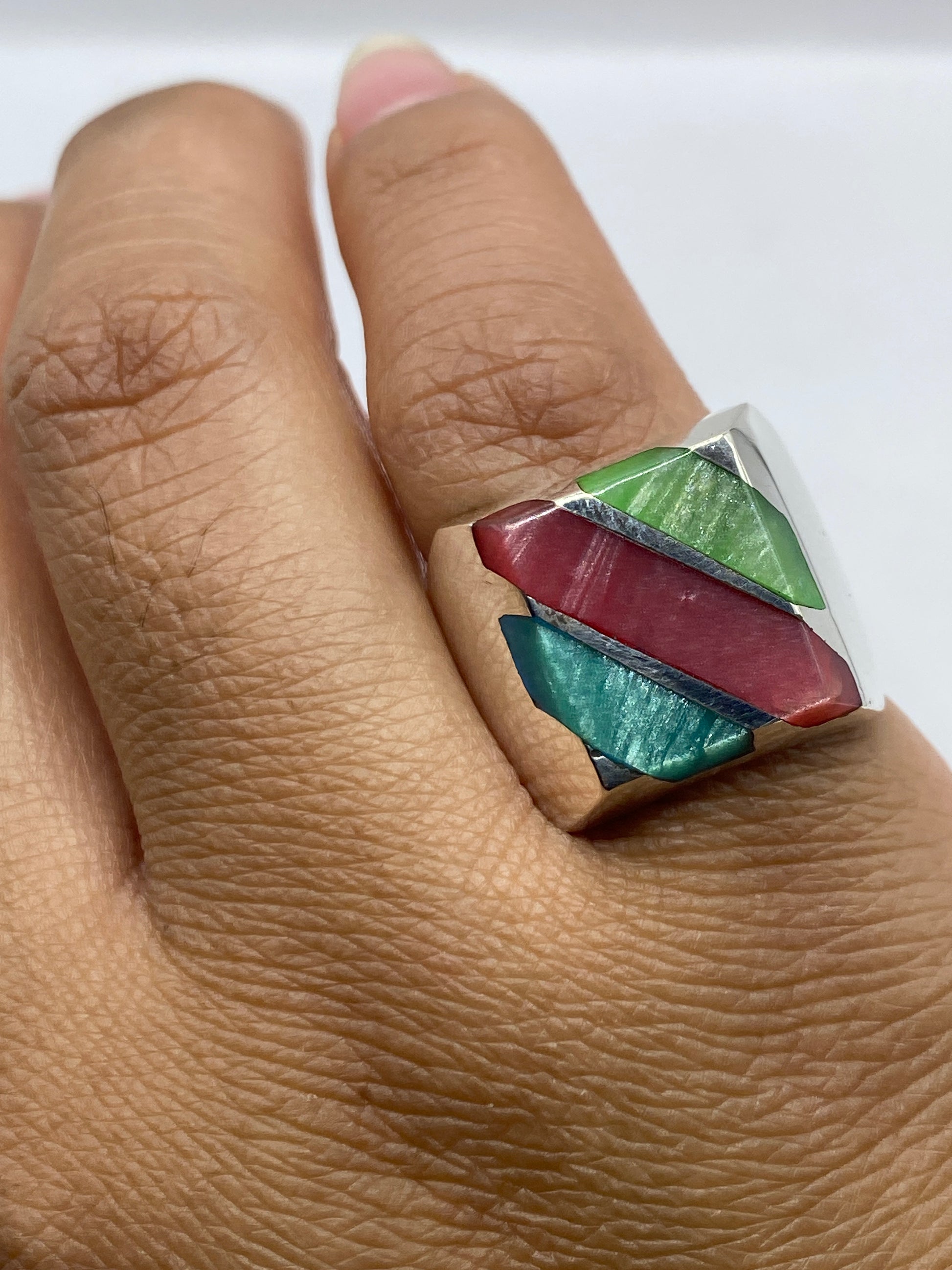 Anillo sobre escala de peso plateada mostrando 13.3 gramos y el Quinto .925