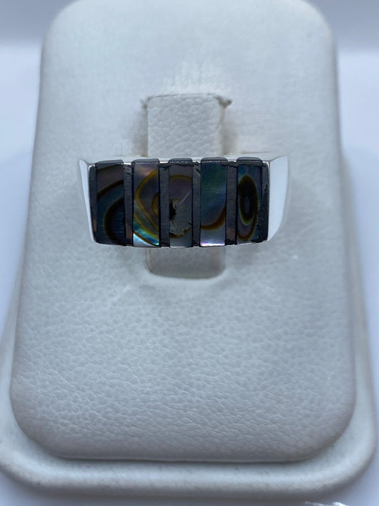 Anillo de plata .925 con piedras engastadas en diseño moderno sobre el dedo