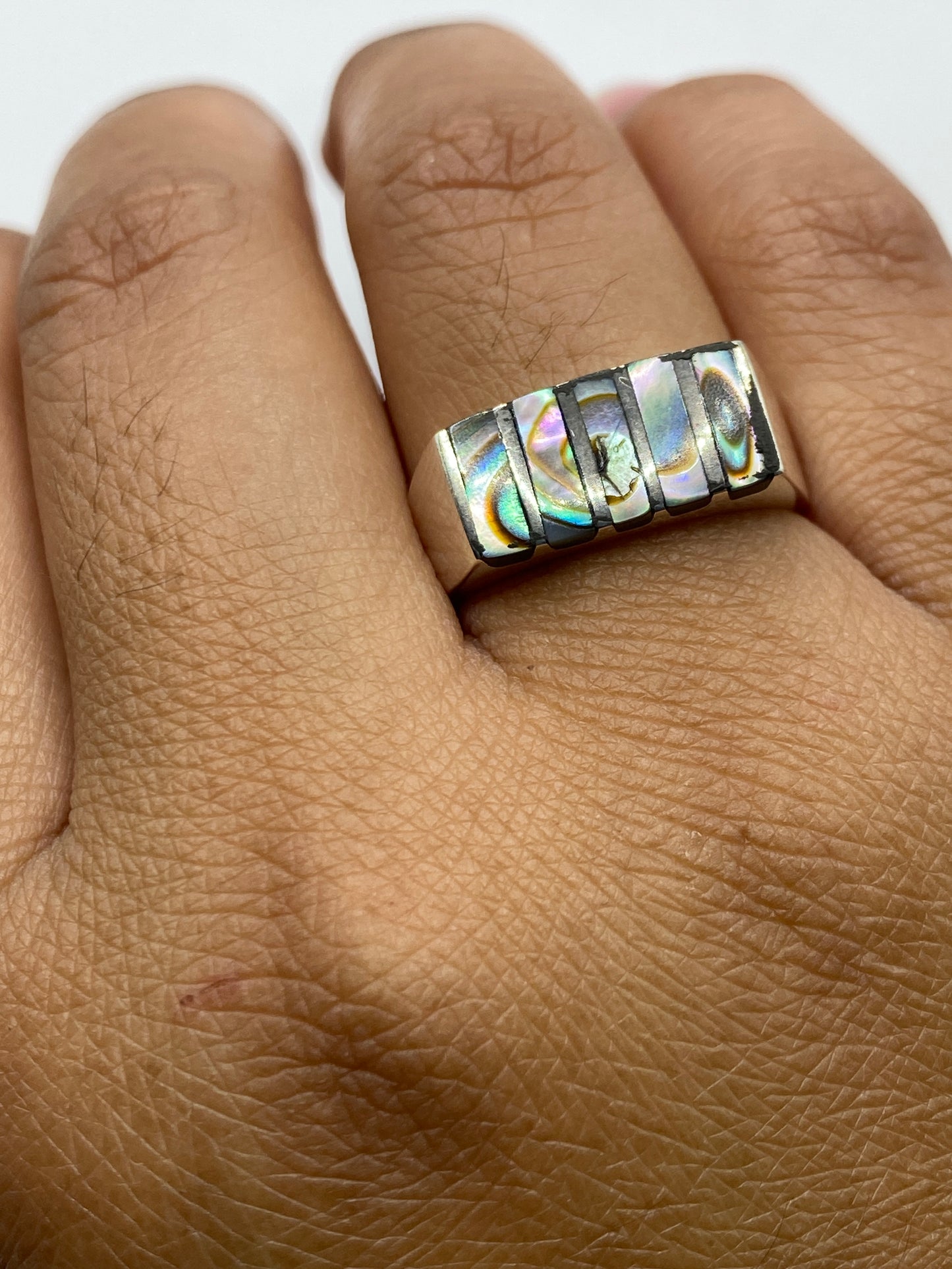 Anillo sobre fondo blanco mostrando el Quinto .925 grabado