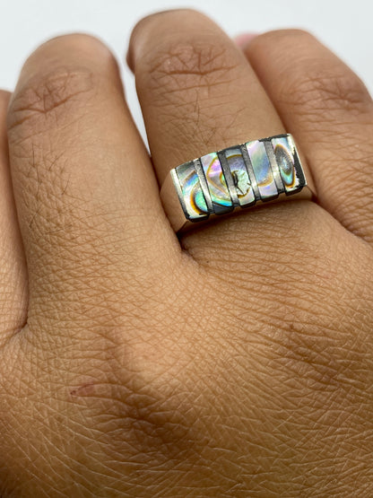 Anillo sobre fondo blanco mostrando el Quinto .925 grabado