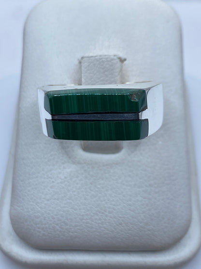 Anillo de plata con dos rectángulos de turquesa verde engastados, vista frontal en mano