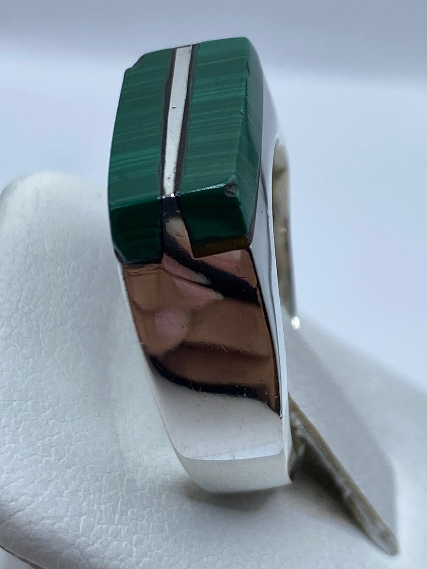 Detalle del engaste de turquesa verde y acabado pulido de la plata .925
