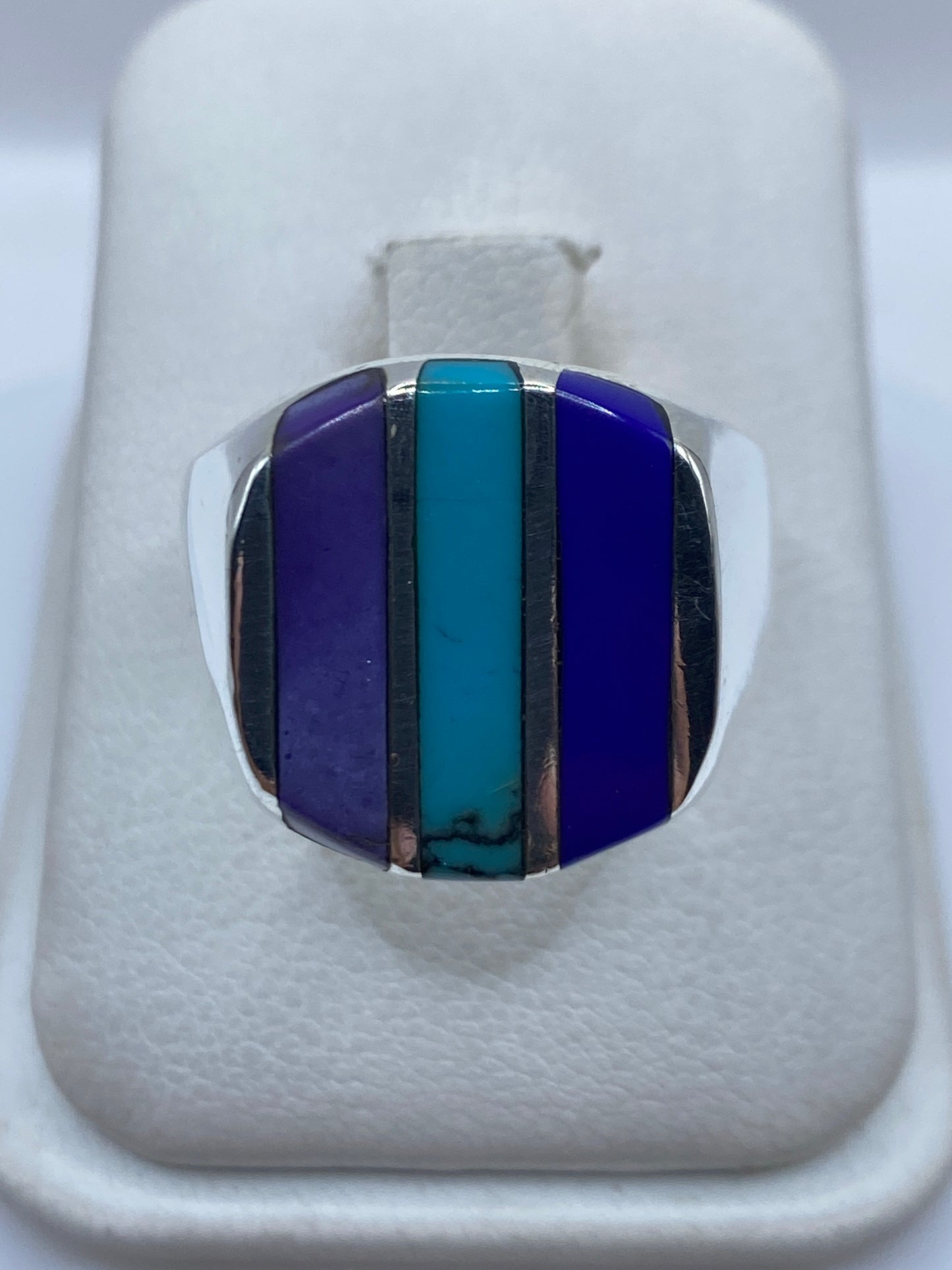 Anillo de plata .925 con turquesa azul cielo engastada en caja blanca de presentación