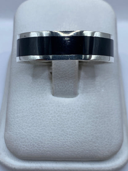 Anillo de plata .925 con banda de onix negro sobre estuche blanco