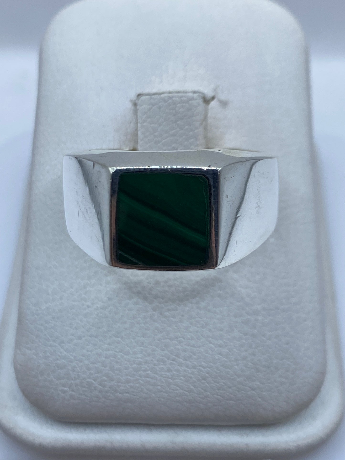 Anillo de plata .925 con malaquita verde engastada, vista frontal sobre dedo