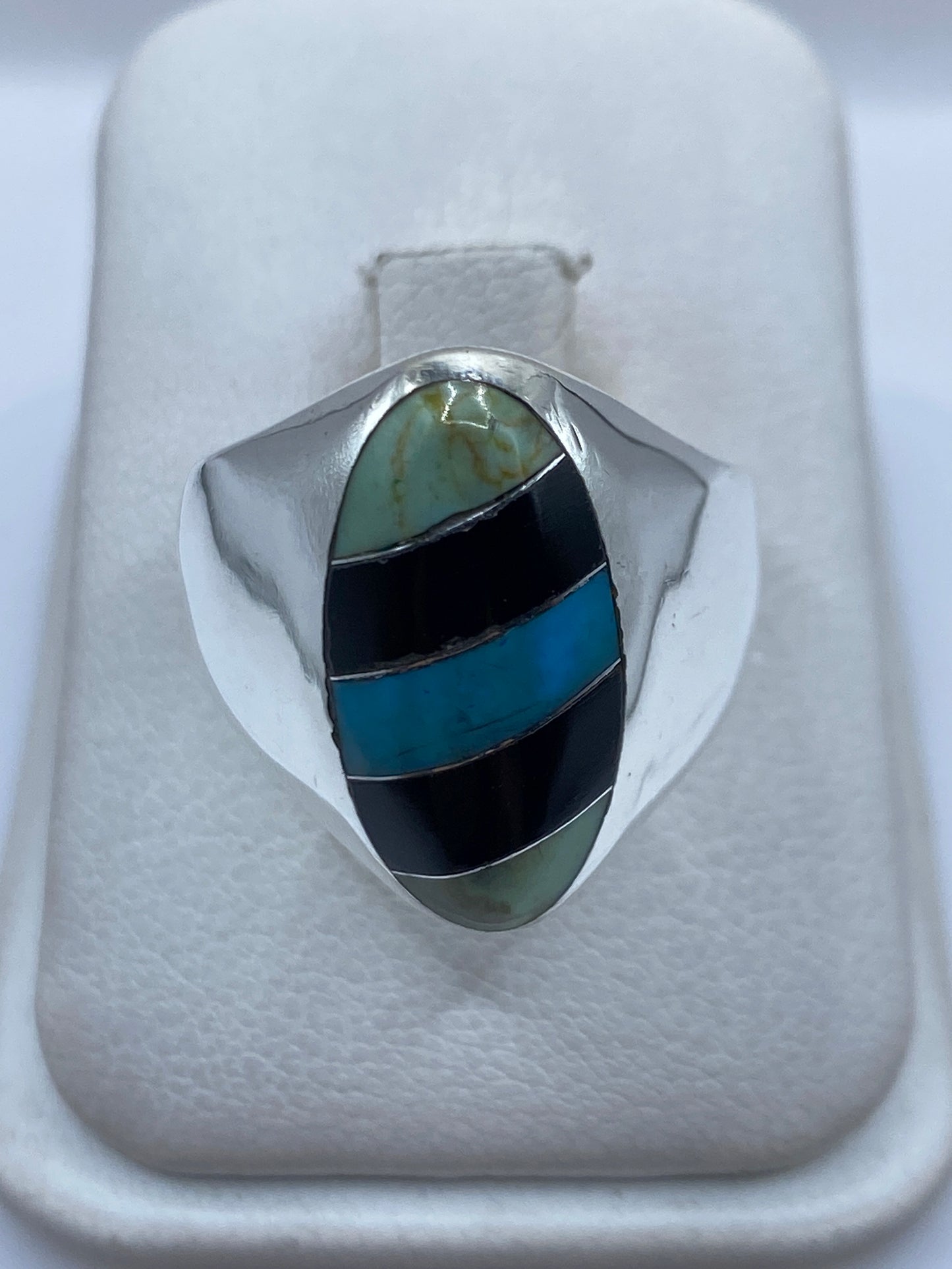 Anillo de plata con turquesa azul cielo en caja de presentación blanca, vista frontal