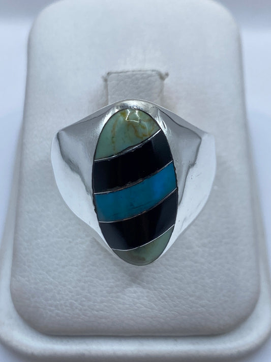 Anillo de plata con turquesa azul cielo en caja de presentación blanca, vista frontal