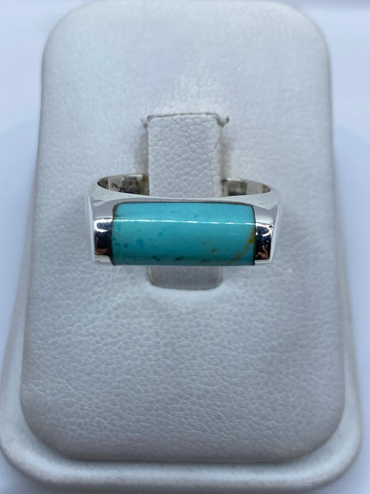 Anillo de plata .925 con turquesa azul cielo engastada a mano, vista frontal