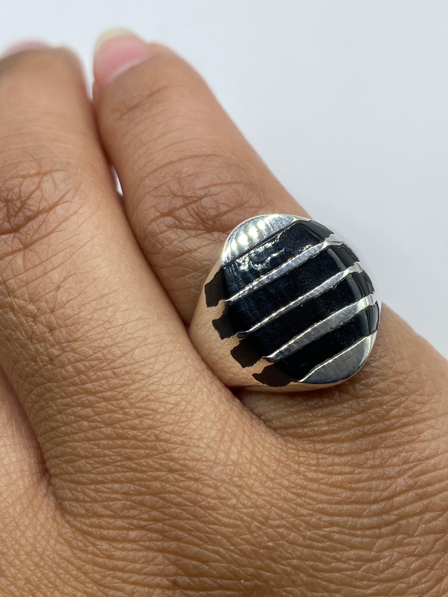 Anillo sobre fondo neutro con marca del Quinto .925 visible