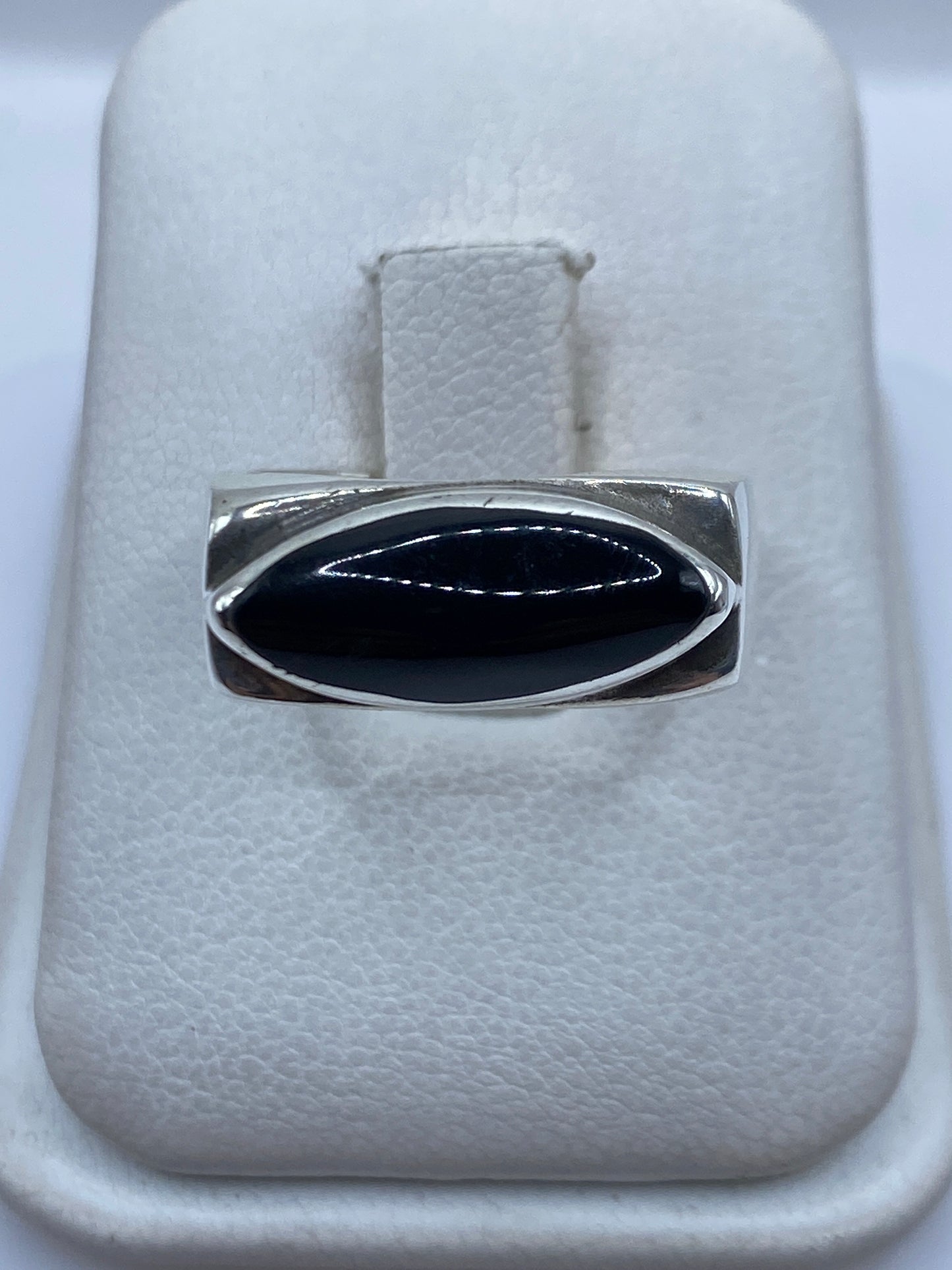 Anillo de plata .925 con ónix negro pulido, vista frontal en blanco