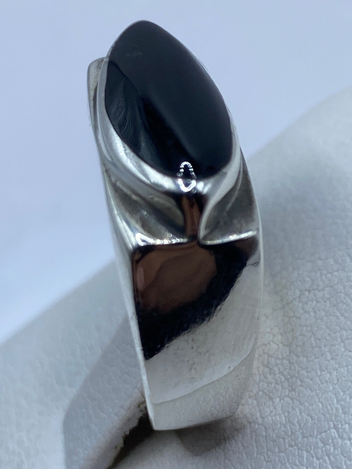 Anillo en el dedo mostrando el tamaño y brillo del ónix