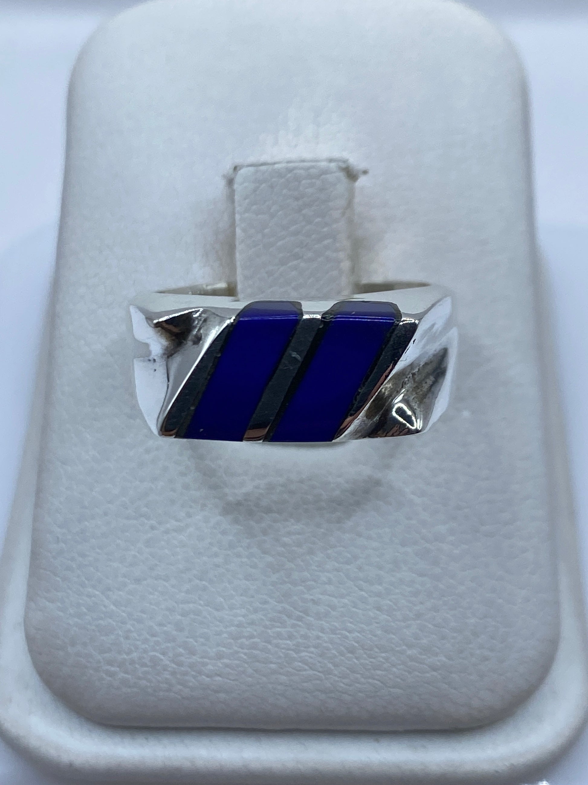 Anillo de plata .925 con piedra azul engastada a mano, vista frontal en joyero
