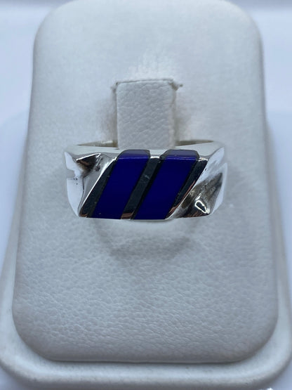 Anillo de plata .925 con piedra azul engastada a mano, vista frontal en joyero