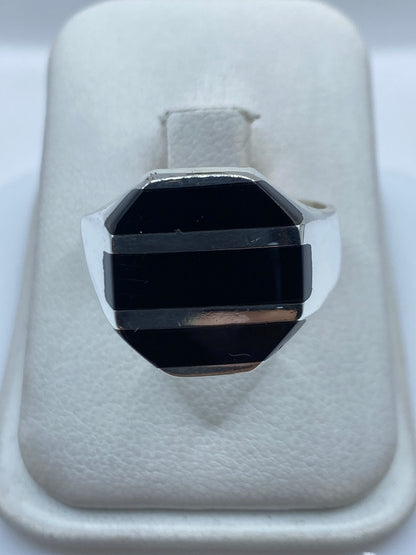Anillo de plata .925 con ónix negro engastado, vista frontal en estuche blanco