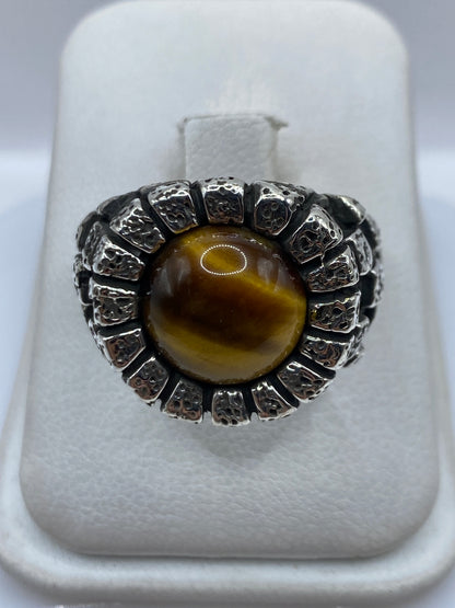 Anillo de plata .950 con piedra café engastada, visto desde arriba en estuche blanco