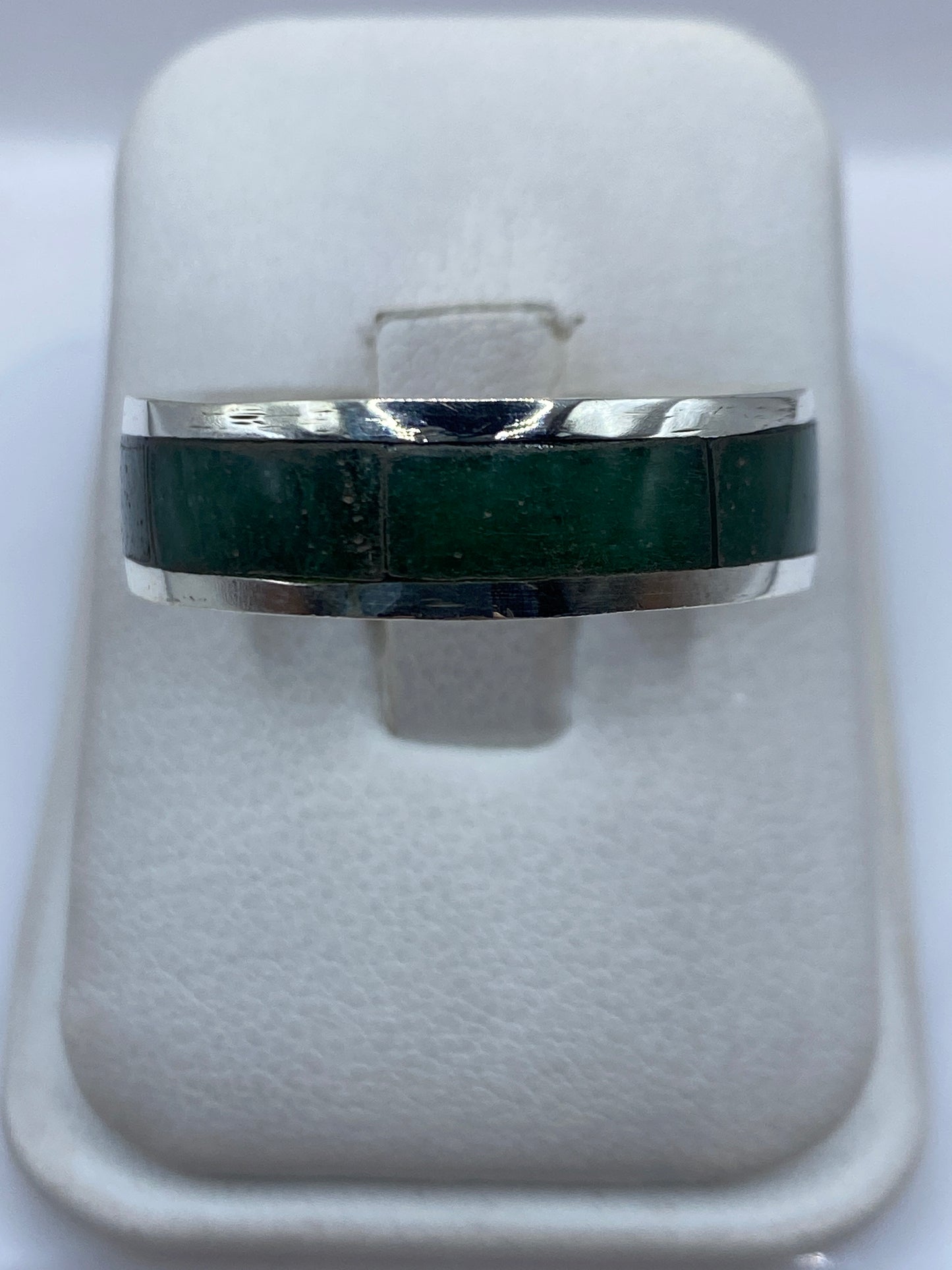 Anillo de plata .950 con piedra verde engastada, vista frontal en fondo blanco