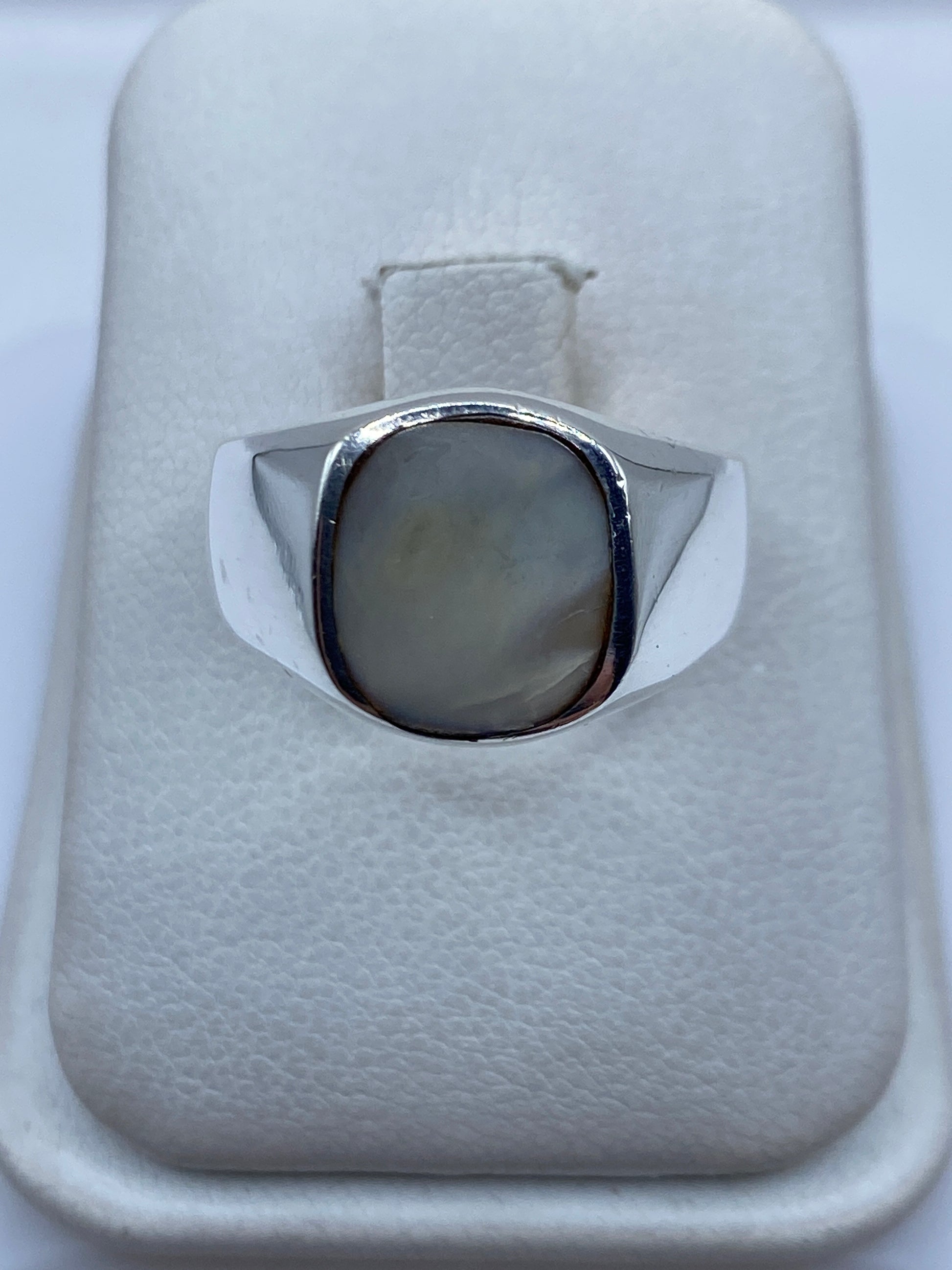 Anillo de plata .925 con perla ovalada engastada en la mano