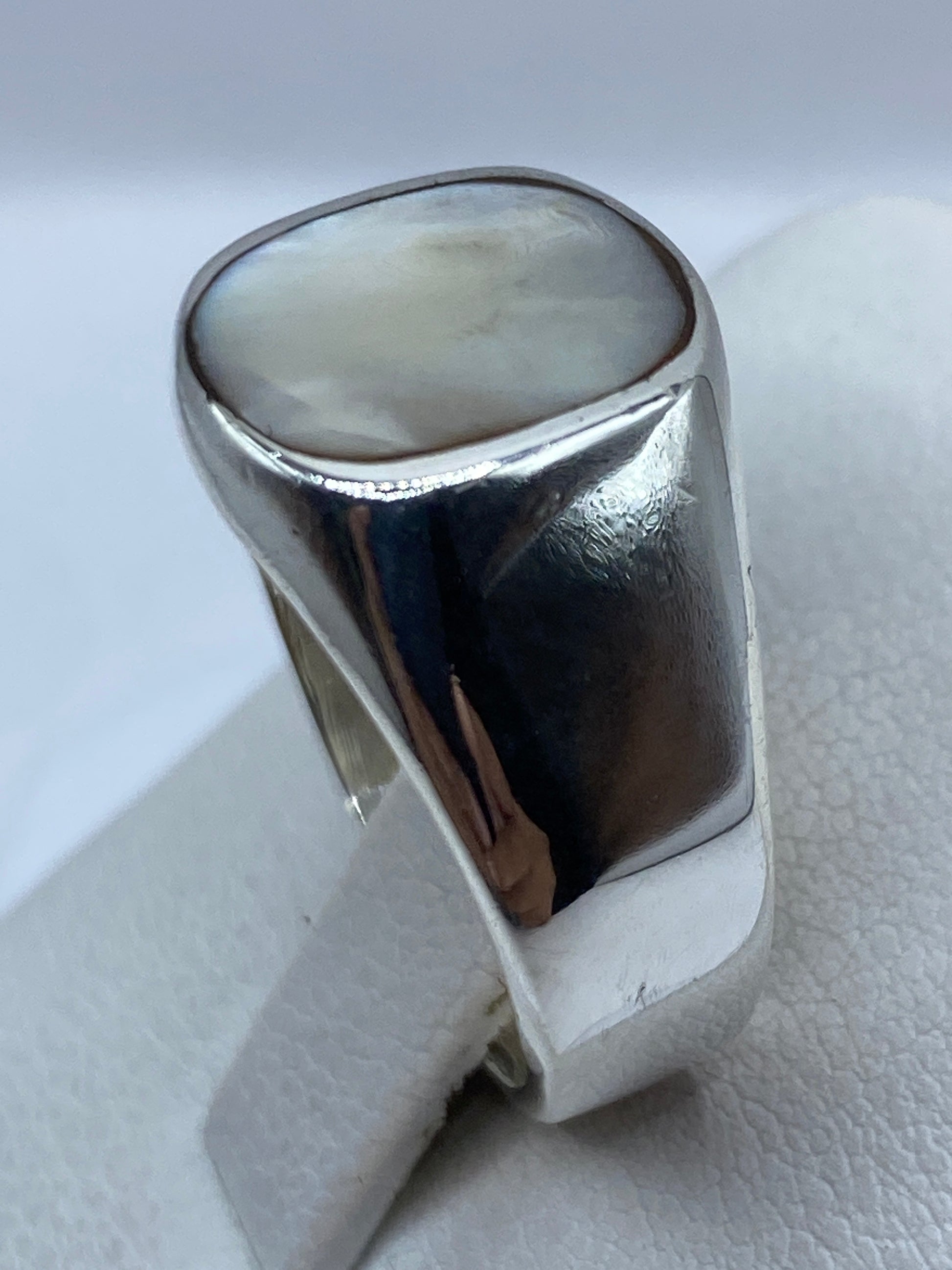 Detalle de la perla y su brillo en la caja de plata