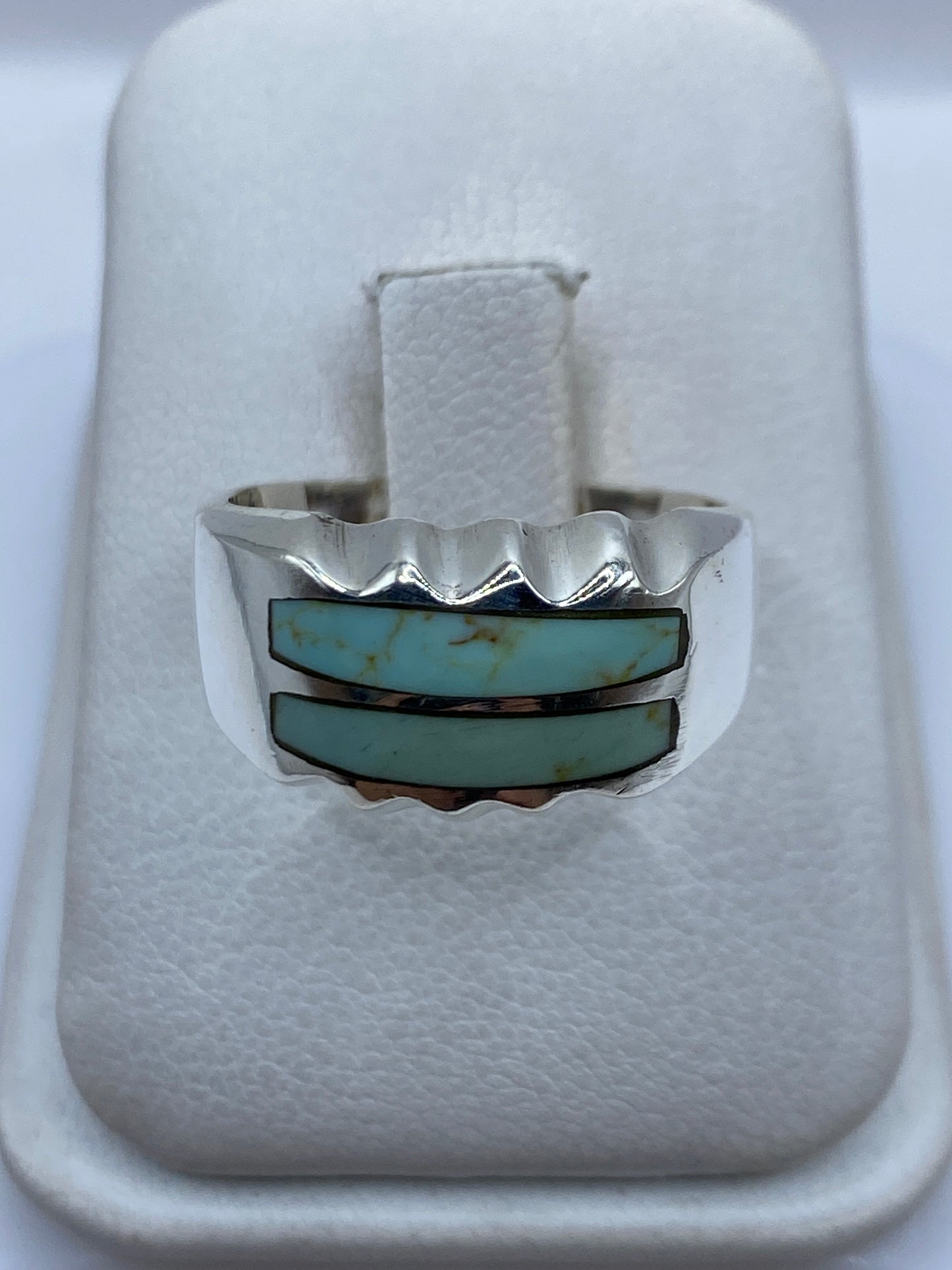 Anillo de plata con dos incrustaciones de turquesa azul cielo y hombros ondulados en diseño geométrico