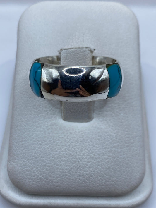 Anillo de plata .925 con turquesa azul cielo engastada en mano de hombre