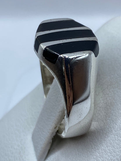 Detalle lateral del anillo de plata con ónix, acabado espejo