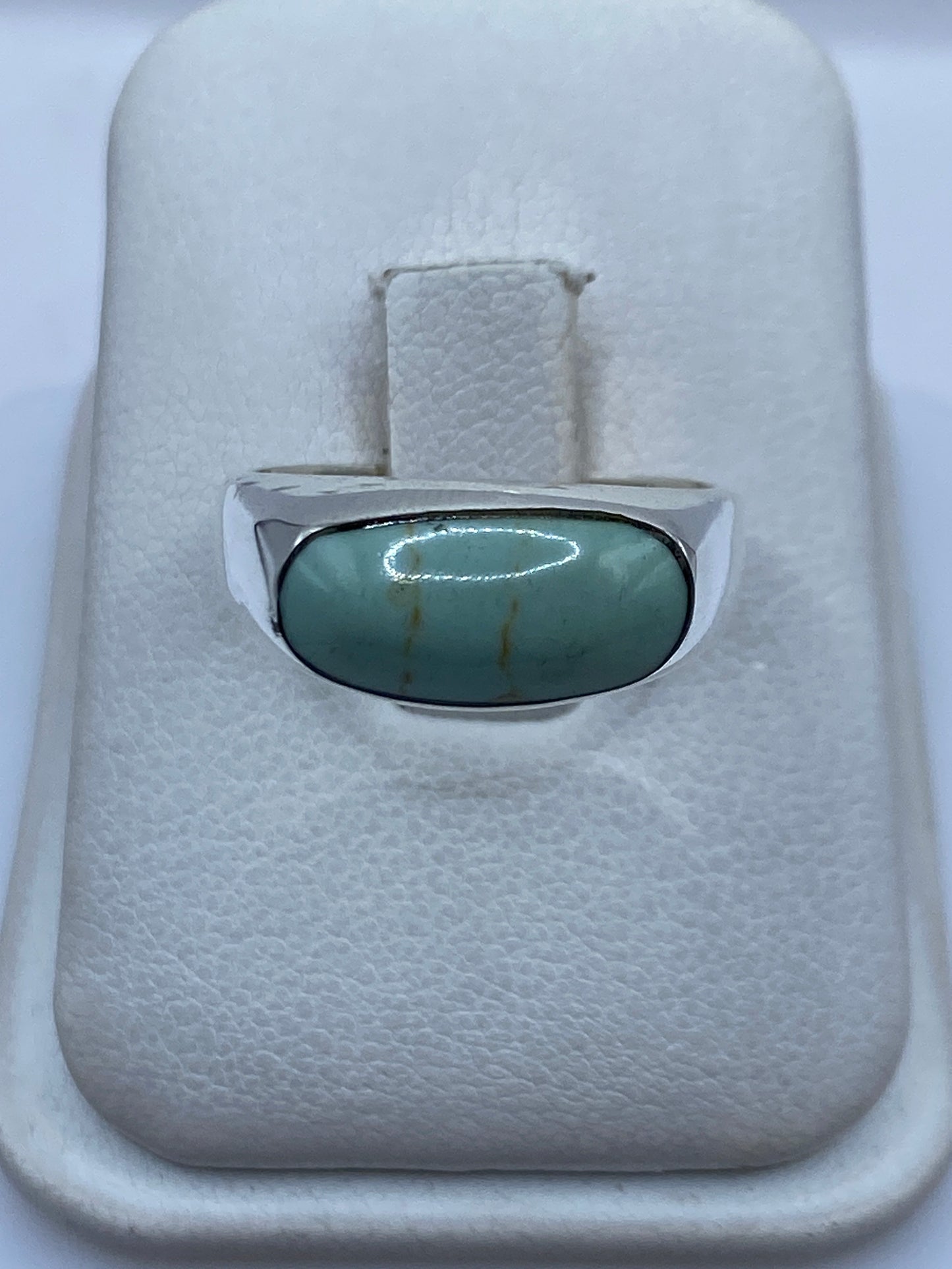 Anillo de plata .925 con turquesa azul cielo engastada en posición frontal