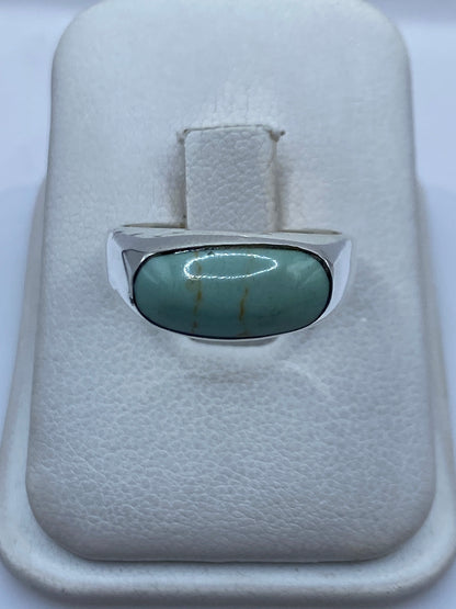 Anillo de plata .925 con turquesa azul cielo engastada en posición frontal