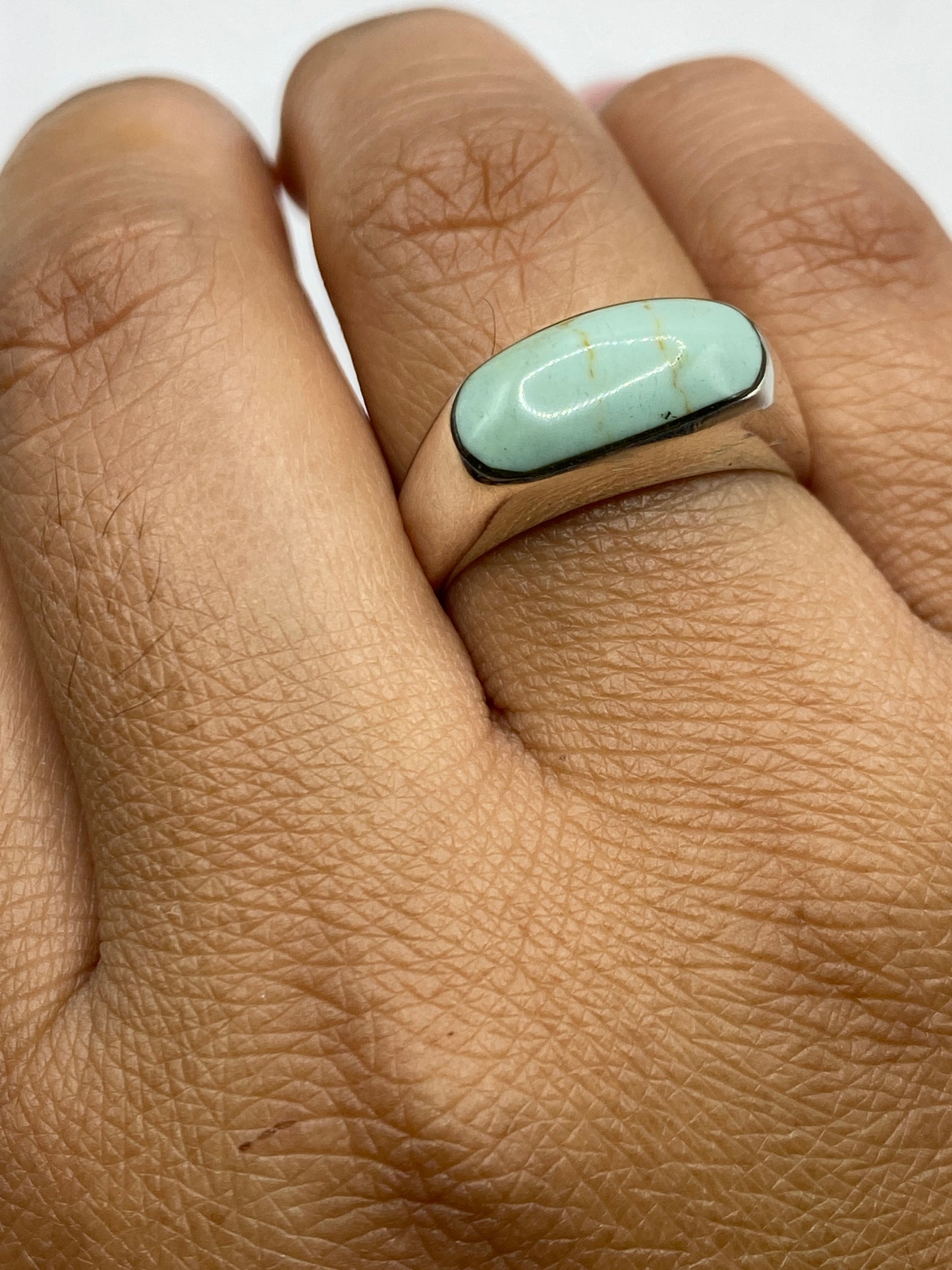 Anillo sobre fondo blanco revelando el Quinto 925 en el interior