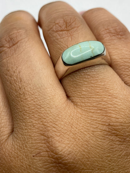 Anillo sobre fondo blanco revelando el Quinto 925 en el interior