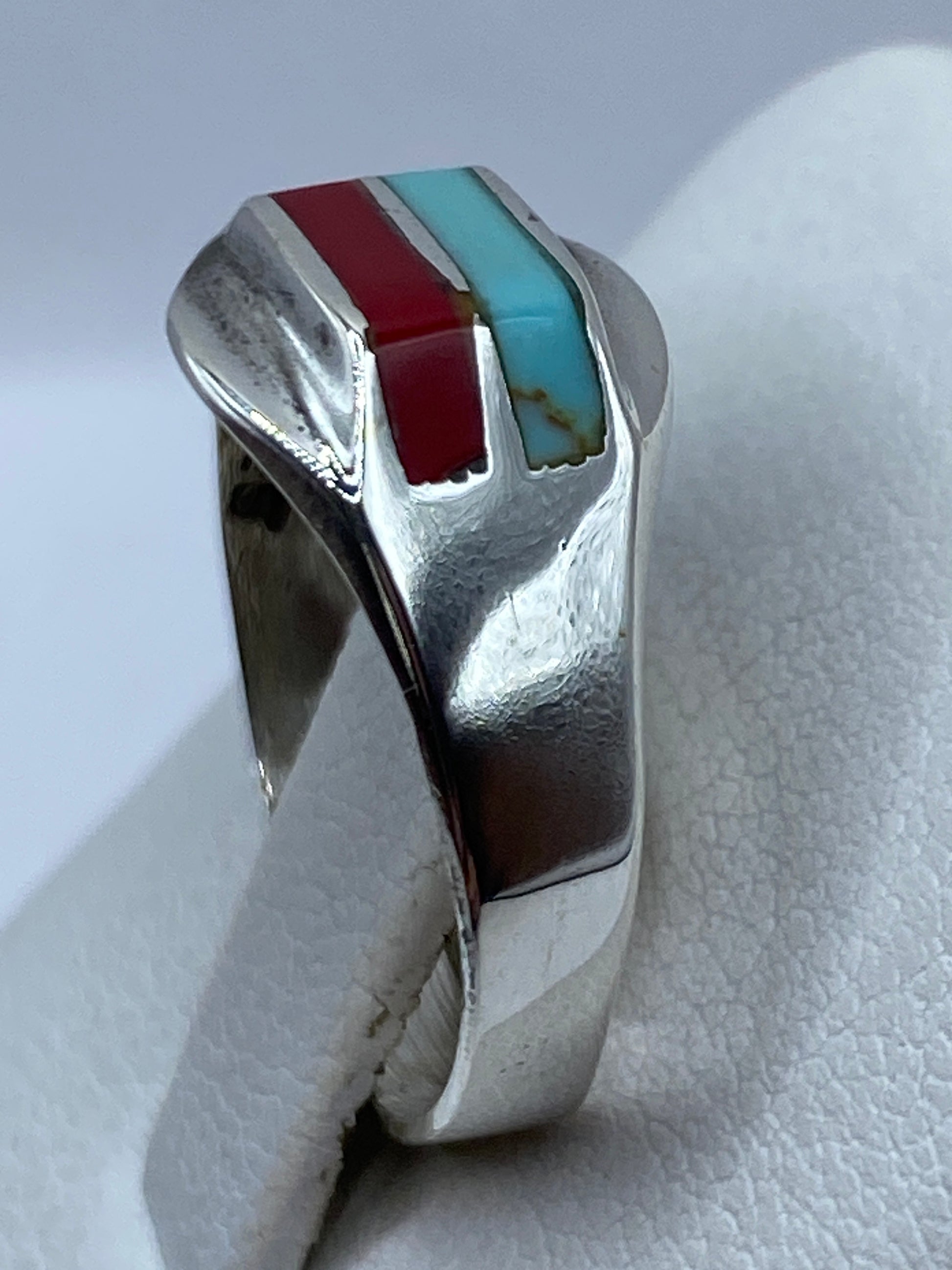 Detalle lateral del engaste a mano de la turquesa en plata .925