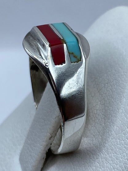 Detalle lateral del engaste a mano de la turquesa en plata .925