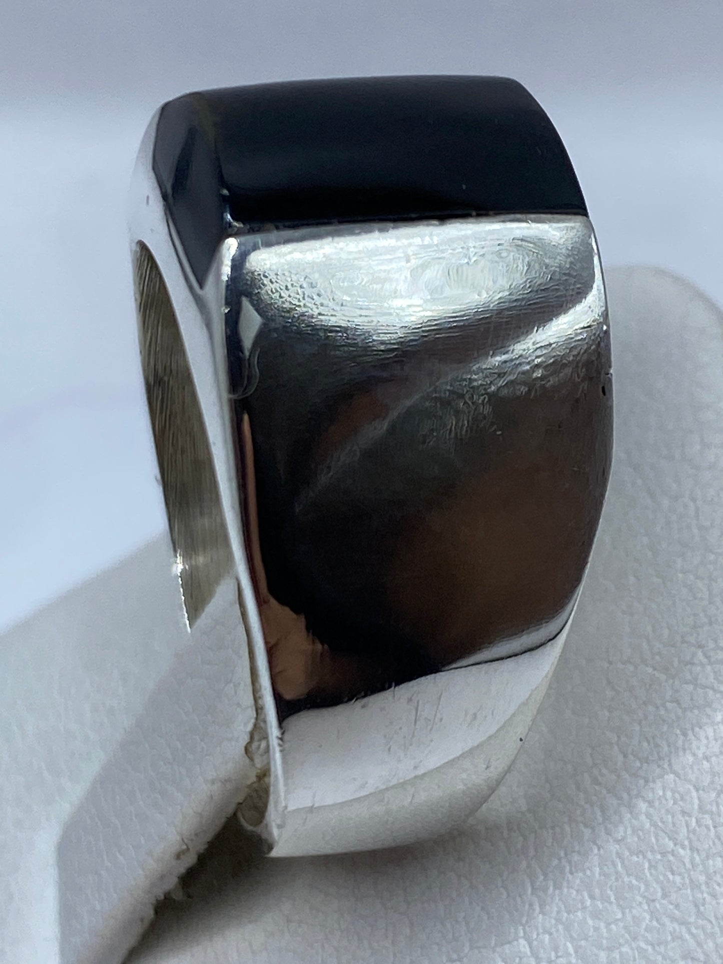 Anillo ónix en la mano, mostrando presencia y peso