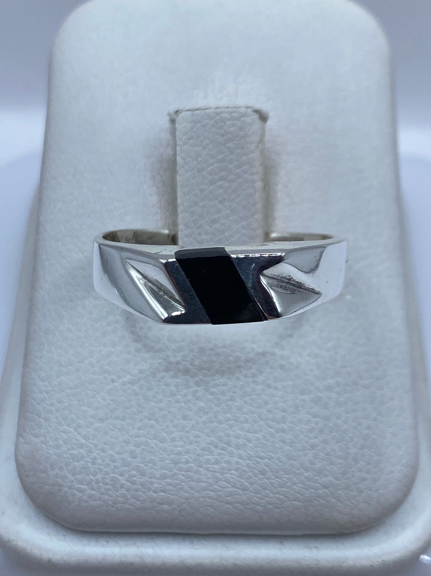 Anillo de plata .925 con ónix negro en caja de presentación blanca