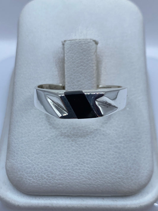 Anillo de plata .925 con ónix negro en caja de presentación blanca