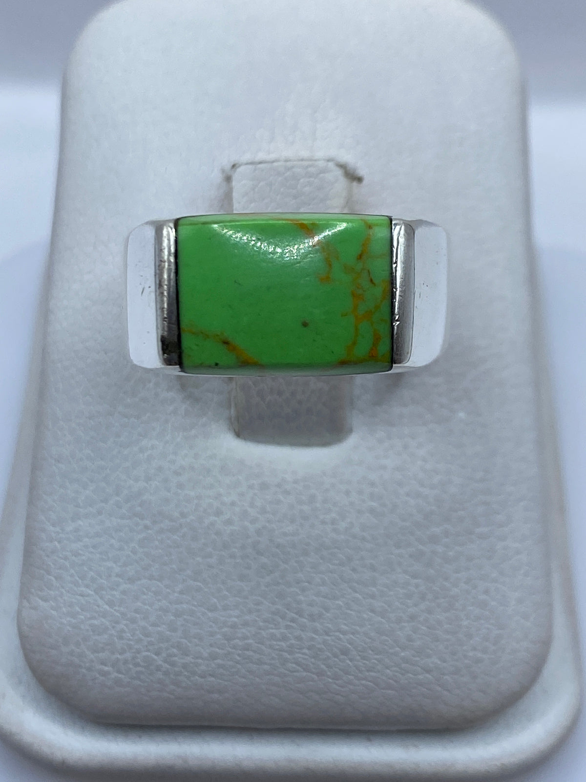 Anillo de plata .925 con piedra verde engastada, vista frontal sobre fondo blanco