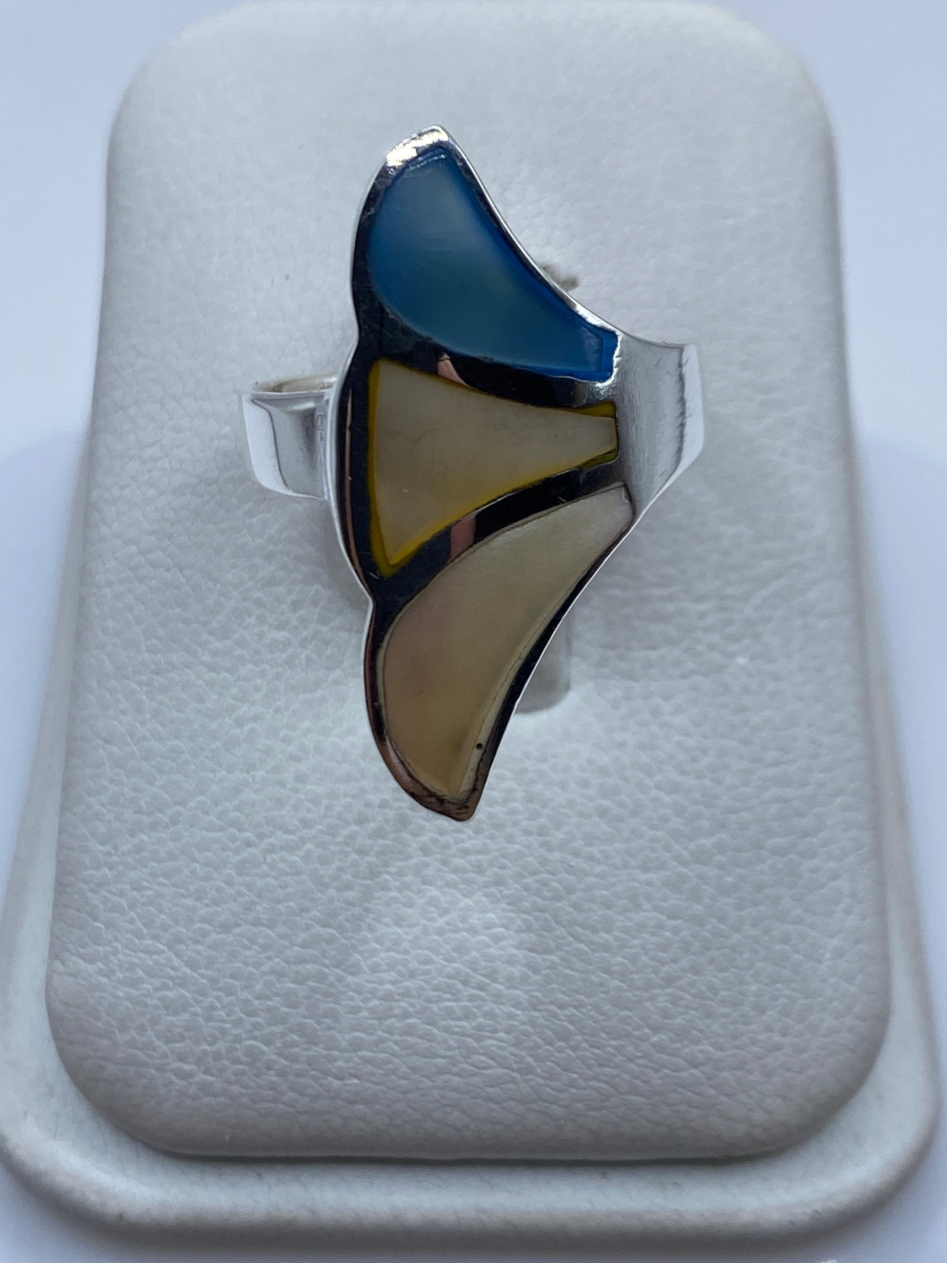 Anillo de plata .925 con perla blanco iridiscente engastada a mano, vista frontal sobre fondo blanco