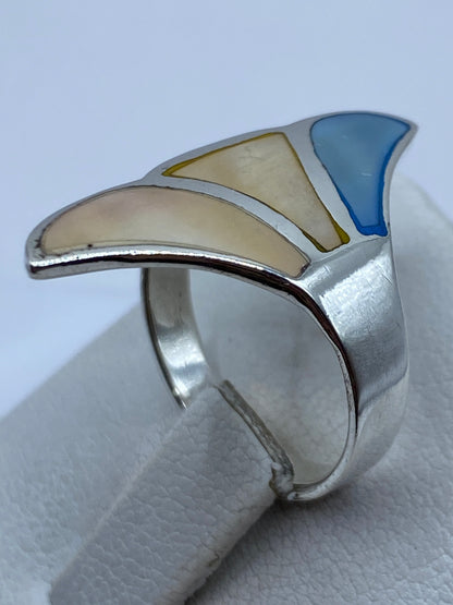 Anillo en mano de mujer, mostrando cómo la perla refleja luz con brillo iridiscente