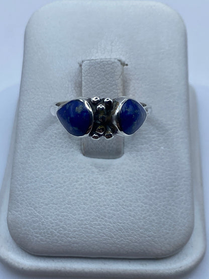 Anillo de plata .950 con dos piedras azules engastadas, vista frontal en estuche blanco