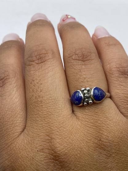 Anillo sobre fondo gris mostrando el Quinto .950 en el interior
