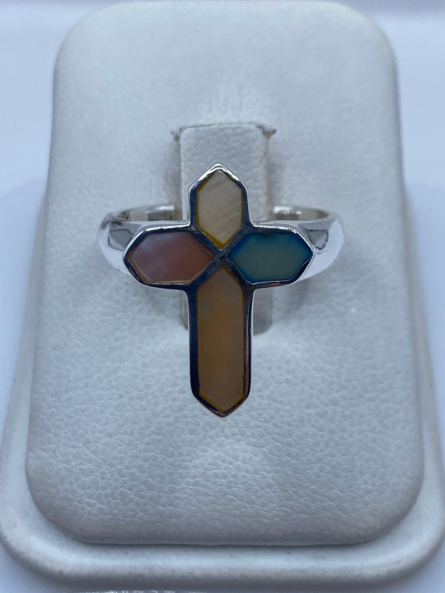 Anillo cruz de plata .925 con perla blanca, onix y ópalo azul — vista frontal