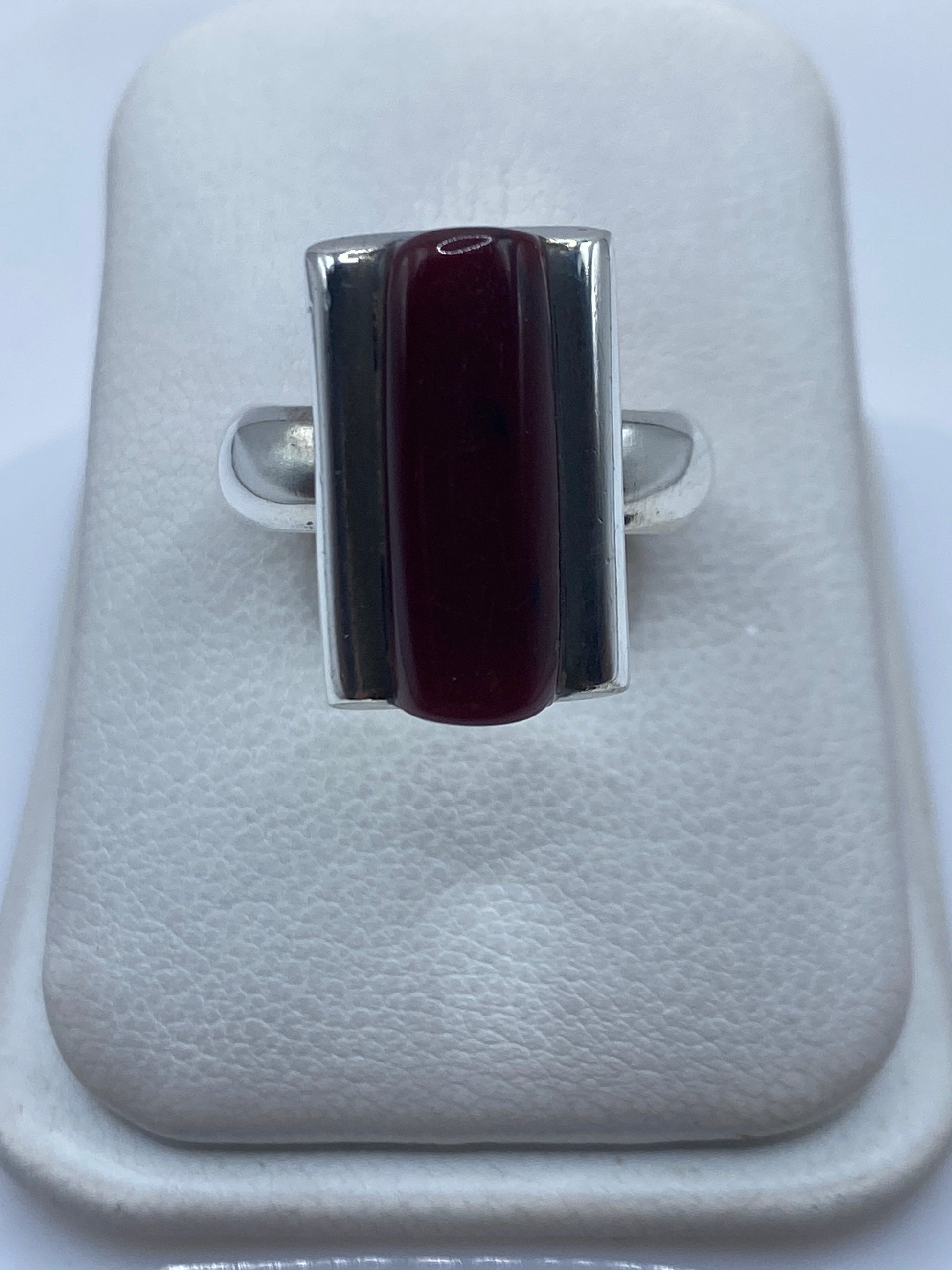 Anillo de plata .925 con coral rojo natural rectangular sobre fondo blanco