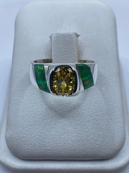 Anillo de plata .950 con ópalo de fuego verde limón engastado a mano, sobre estuche blanco