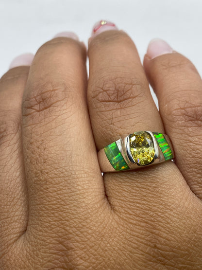 Anillo puesto en dedo, mostrando el brillo del ópalo de fuego verde limón en la caña de plata
