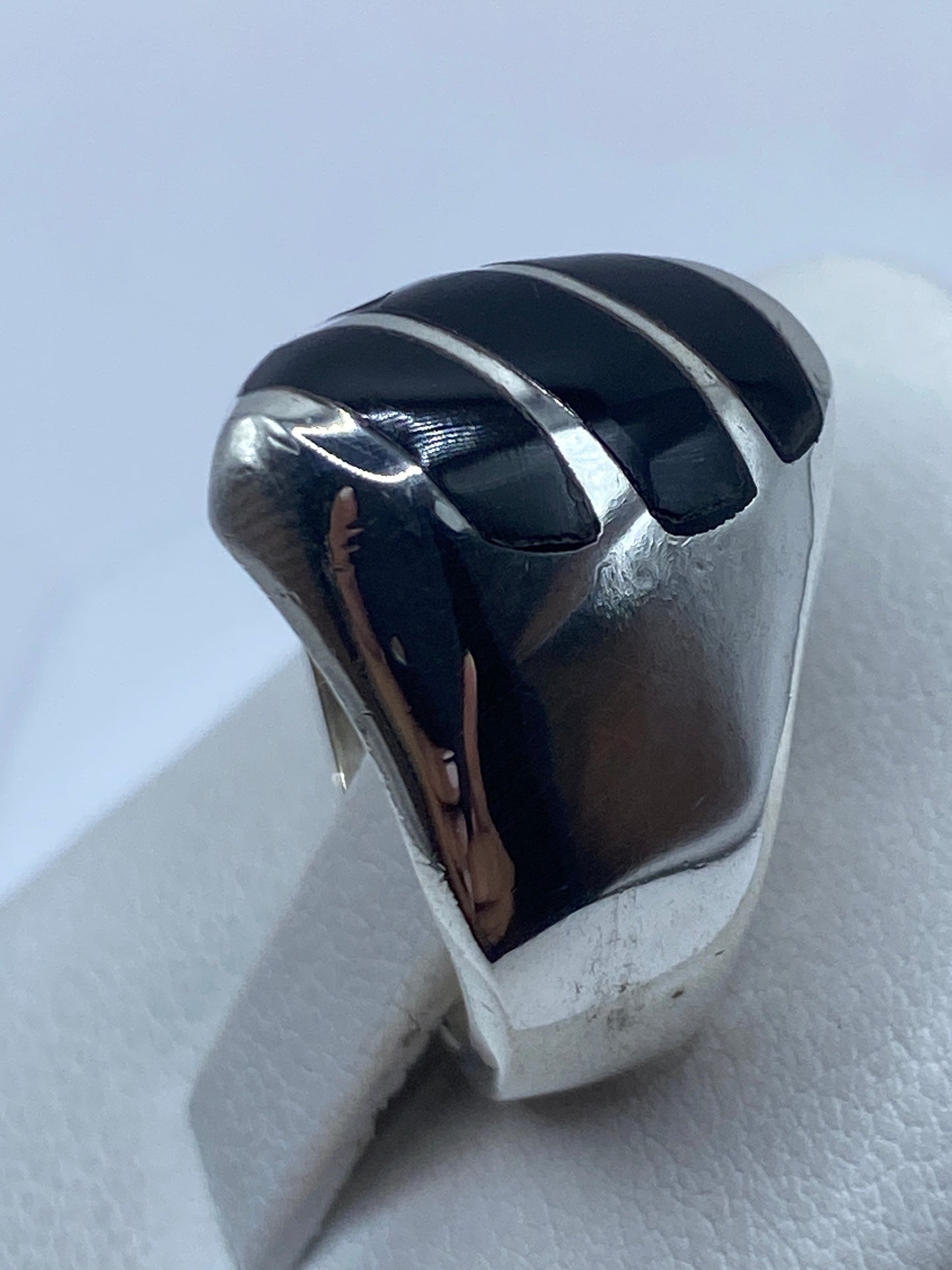 Perfil del anillo mostrando el sello 925 y la solidez del diseño